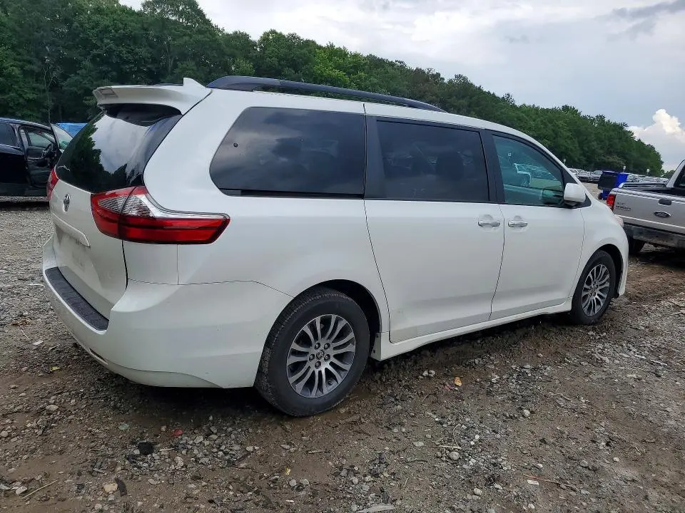 2020 TOYOTA SIENNA XLE 8-PASSENGER  