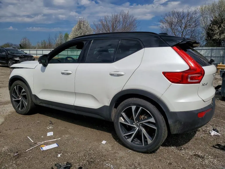 2022 VOLVO XC40 T5 R-DESIGN  