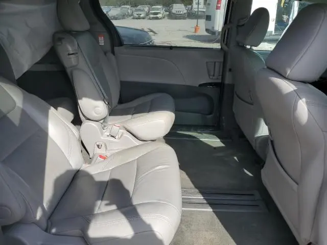 2017 TOYOTA SIENNA XLE  