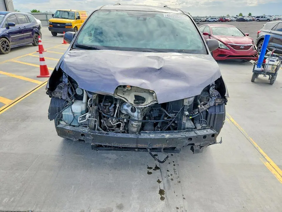 2019 TOYOTA SIENNA XLE 8-PASSENGER  