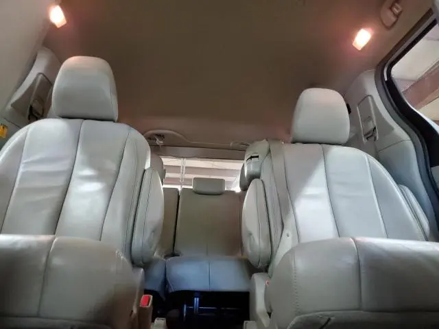 2013 TOYOTA SIENNA XLE  