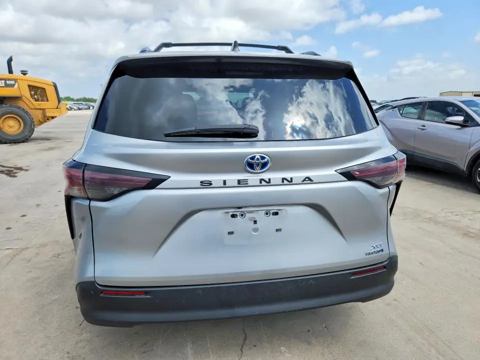 2023 TOYOTA SIENNA XLE  