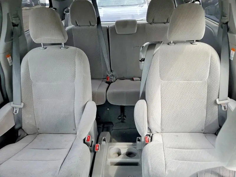 2018 TOYOTA SIENNA LE  