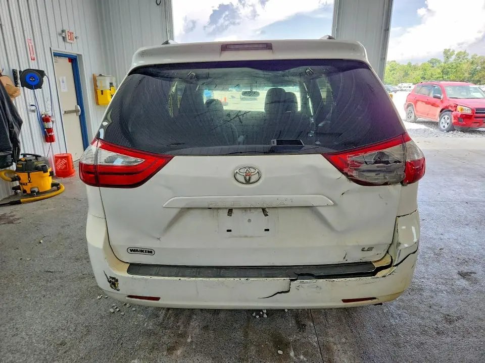 2017 TOYOTA SIENNA LE  