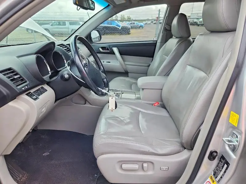 2011 TOYOTA HIGHLANDER SE  