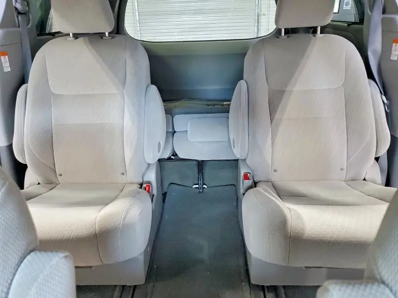 2017 TOYOTA SIENNA LE  