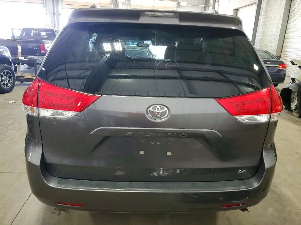 2013 TOYOTA SIENNA LE  