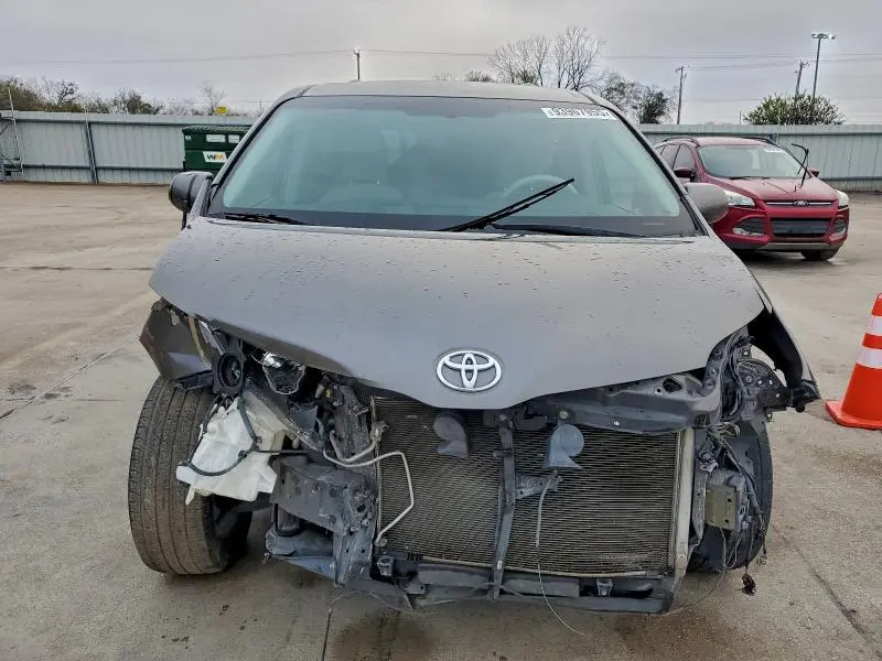 2012 TOYOTA SIENNA LE  