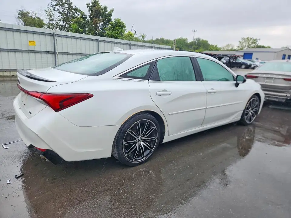 2019 TOYOTA AVALON XSE  