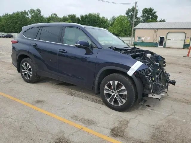 2021 TOYOTA HIGHLANDER XLE  