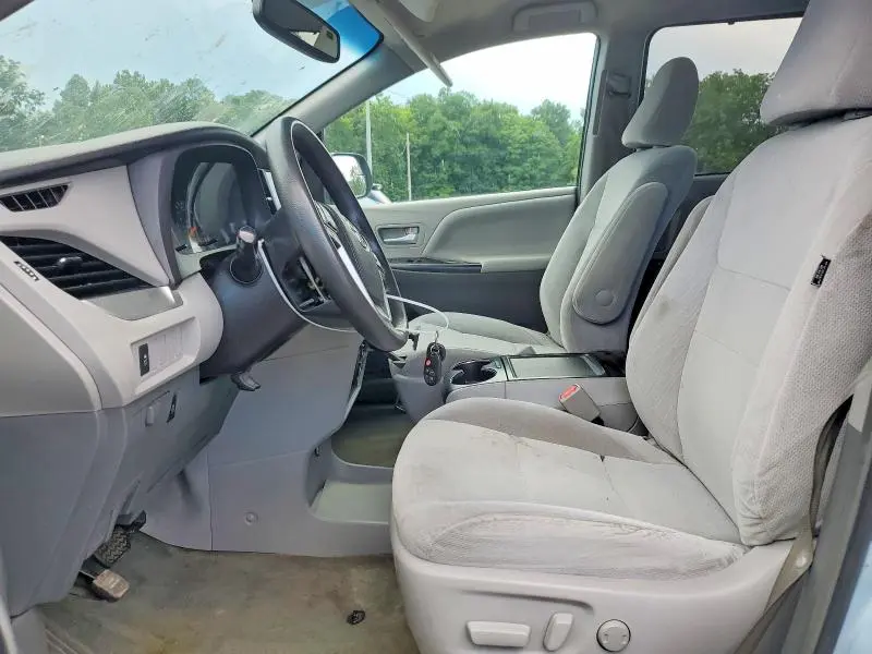 2016 TOYOTA SIENNA LE  