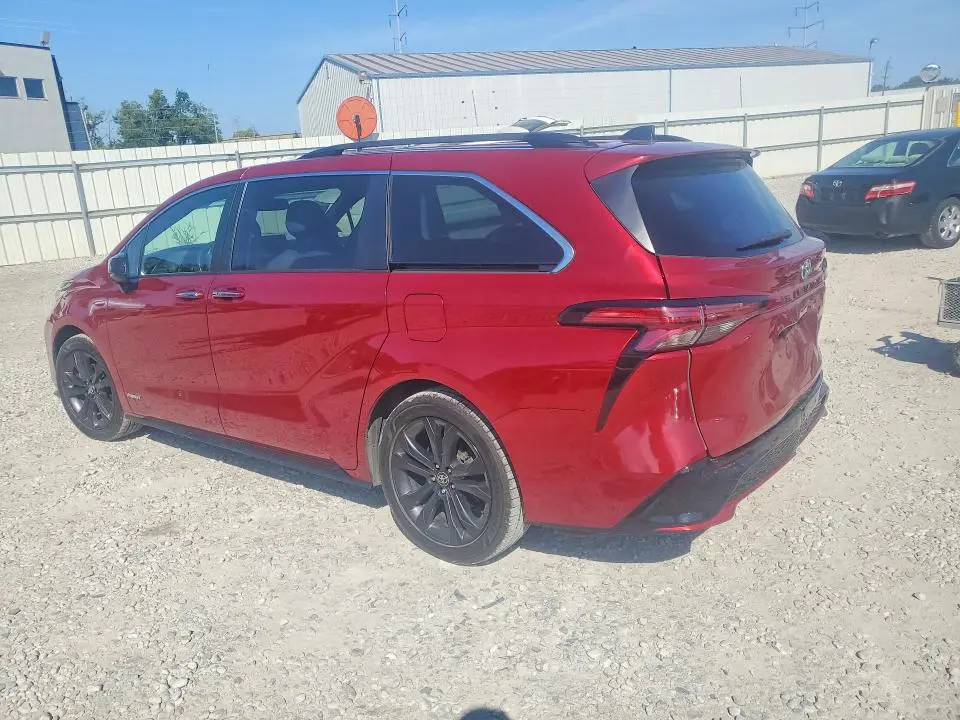 2021 TOYOTA SIENNA XSE  
