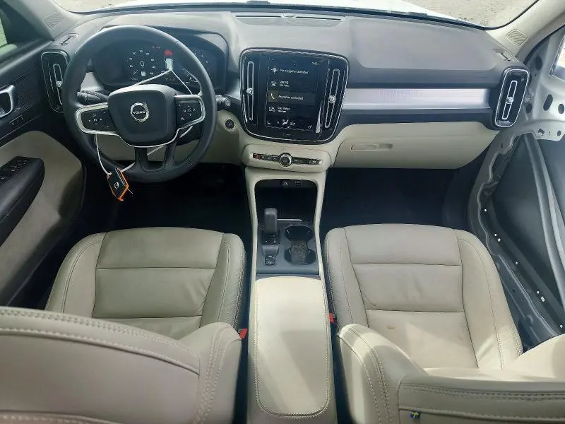2022 VOLVO XC40 T4 MOMENTUM  