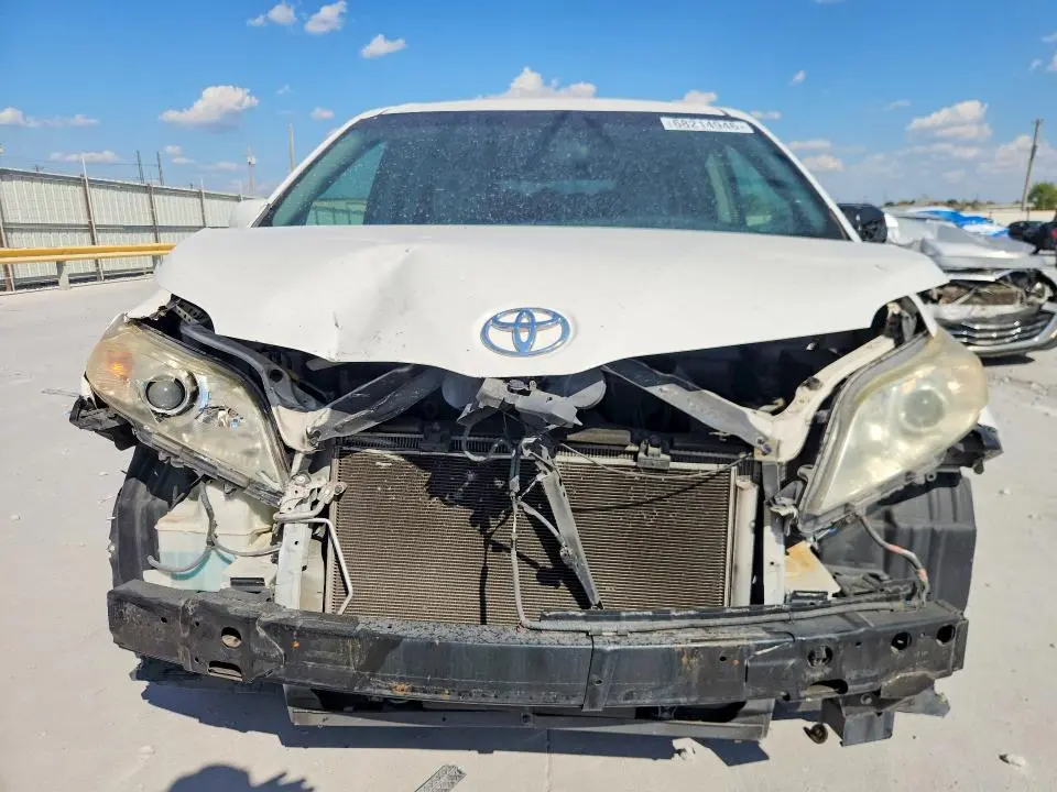 2015 TOYOTA SIENNA LE  