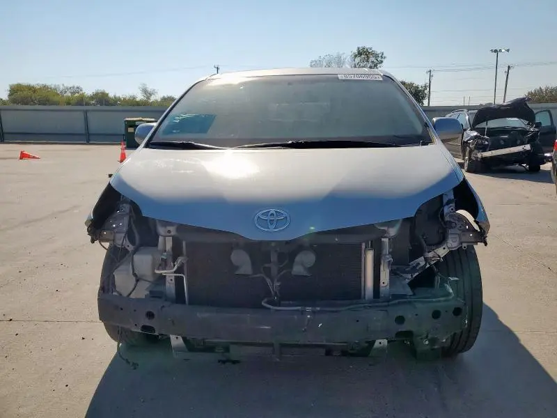 2017 TOYOTA SIENNA XLE  