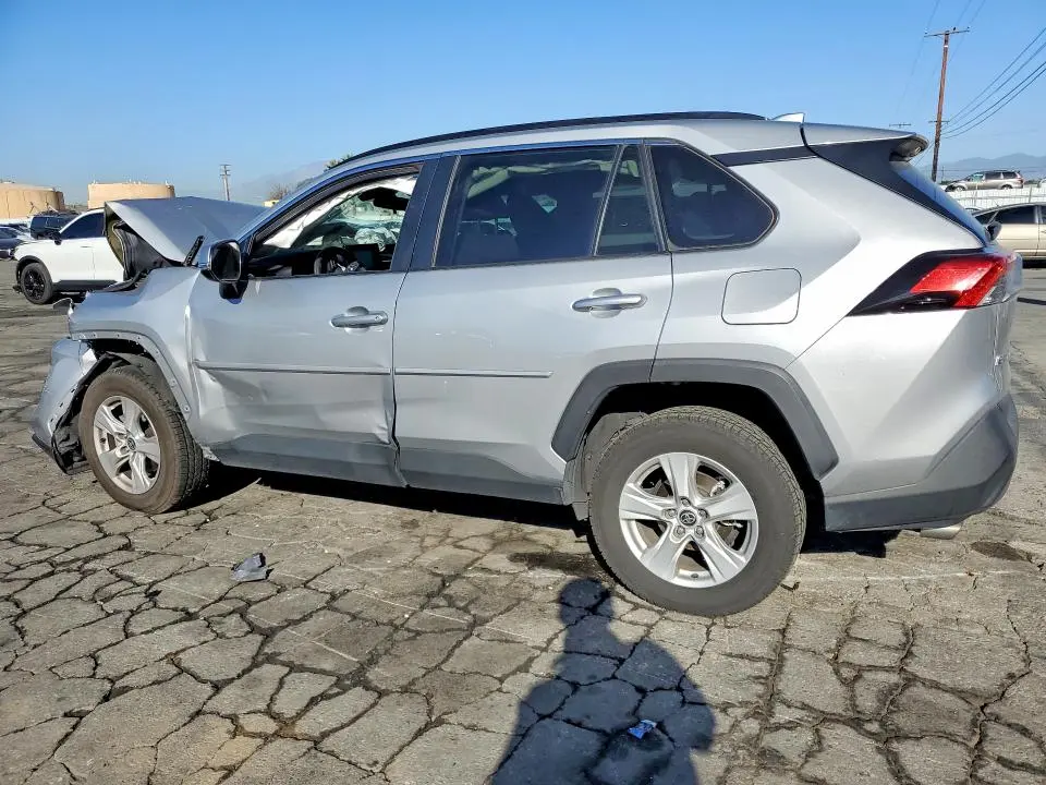 2021 TOYOTA RAV4 XLE  