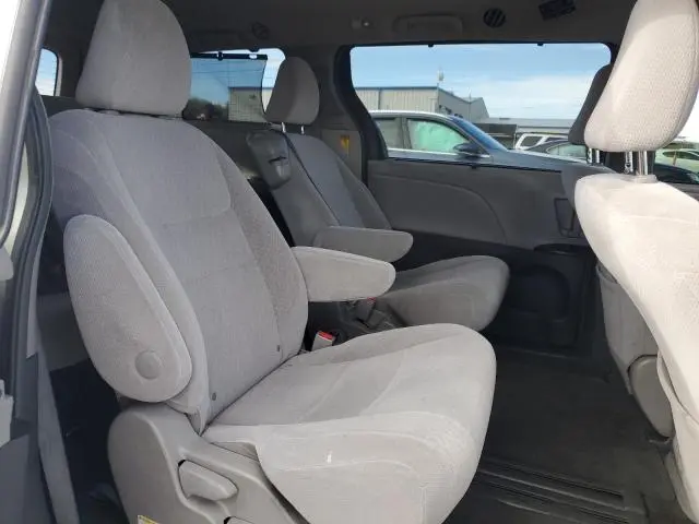 2016 TOYOTA SIENNA LE  