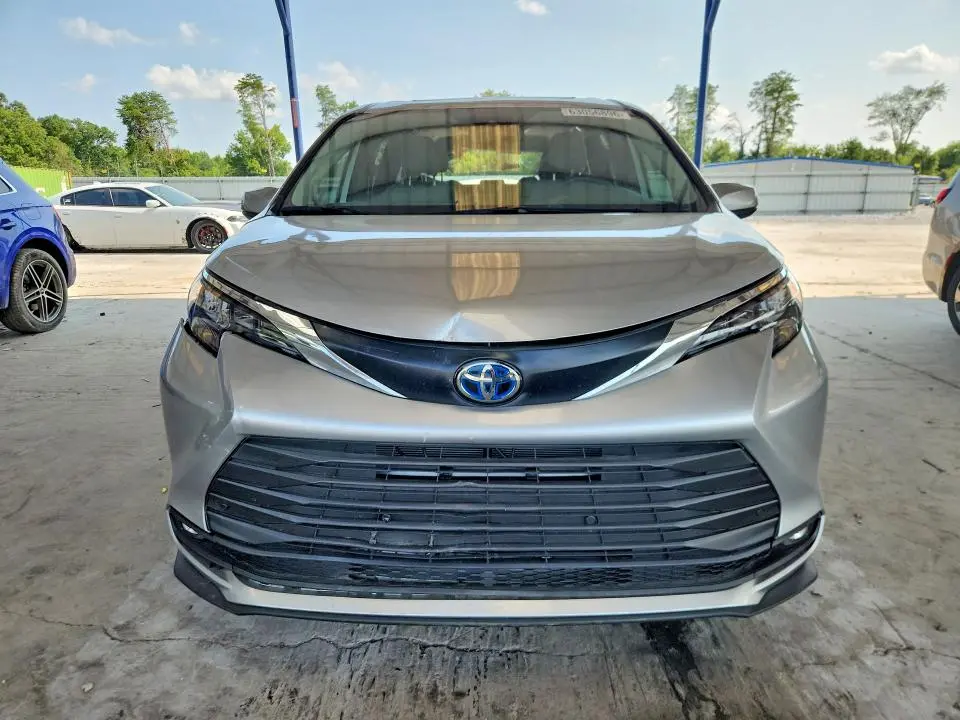 2025 TOYOTA SIENNA XLE 8-PASSENGER  