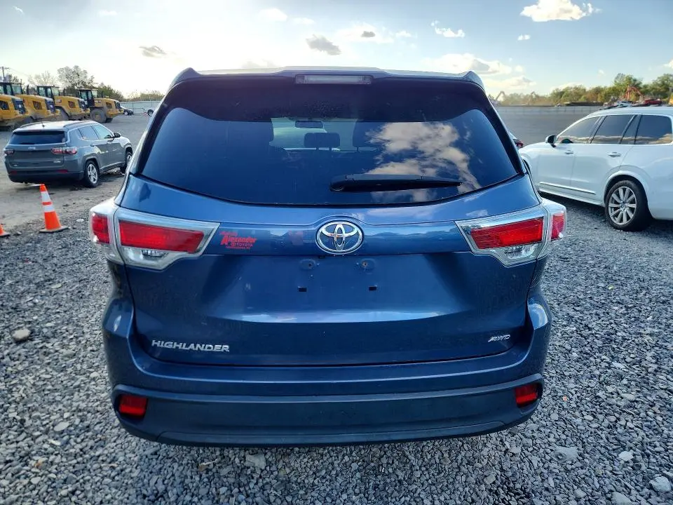 2016 TOYOTA HIGHLANDER LE  
