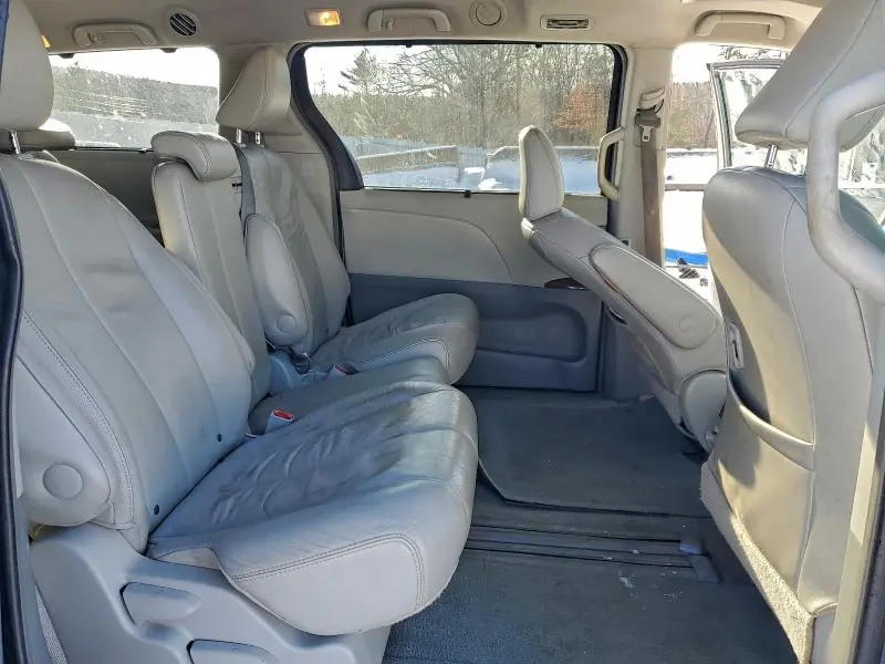 2013 TOYOTA SIENNA XLE  