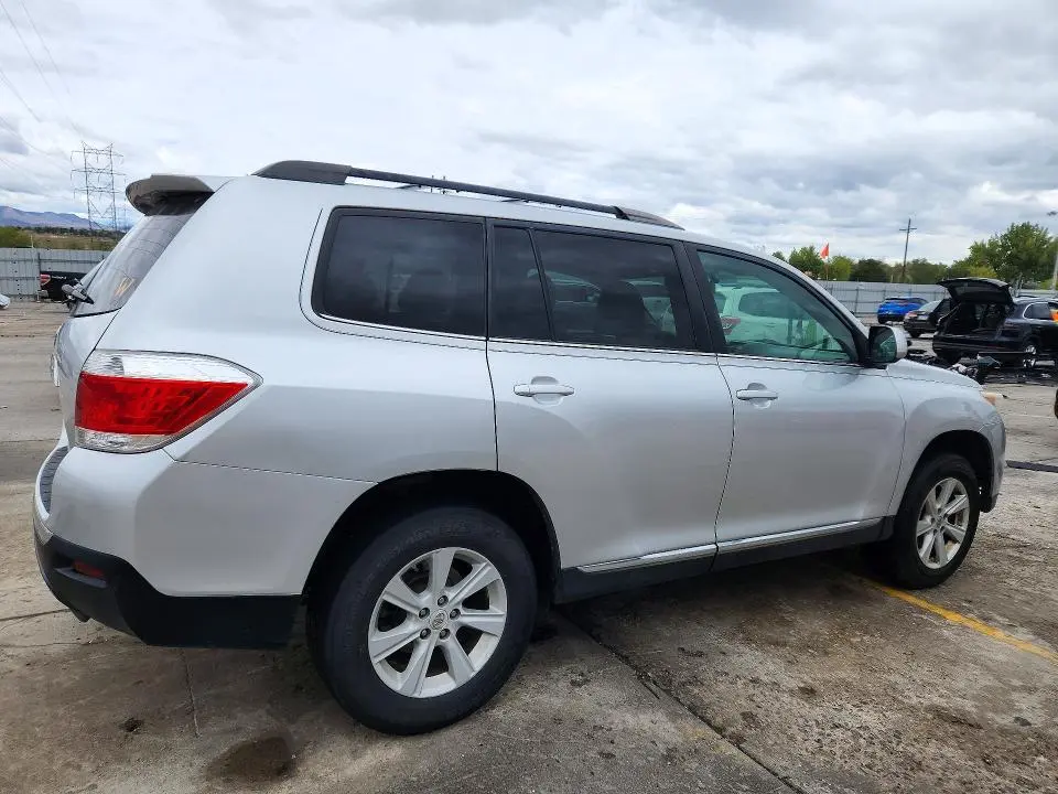2013 TOYOTA HIGHLANDER SE  