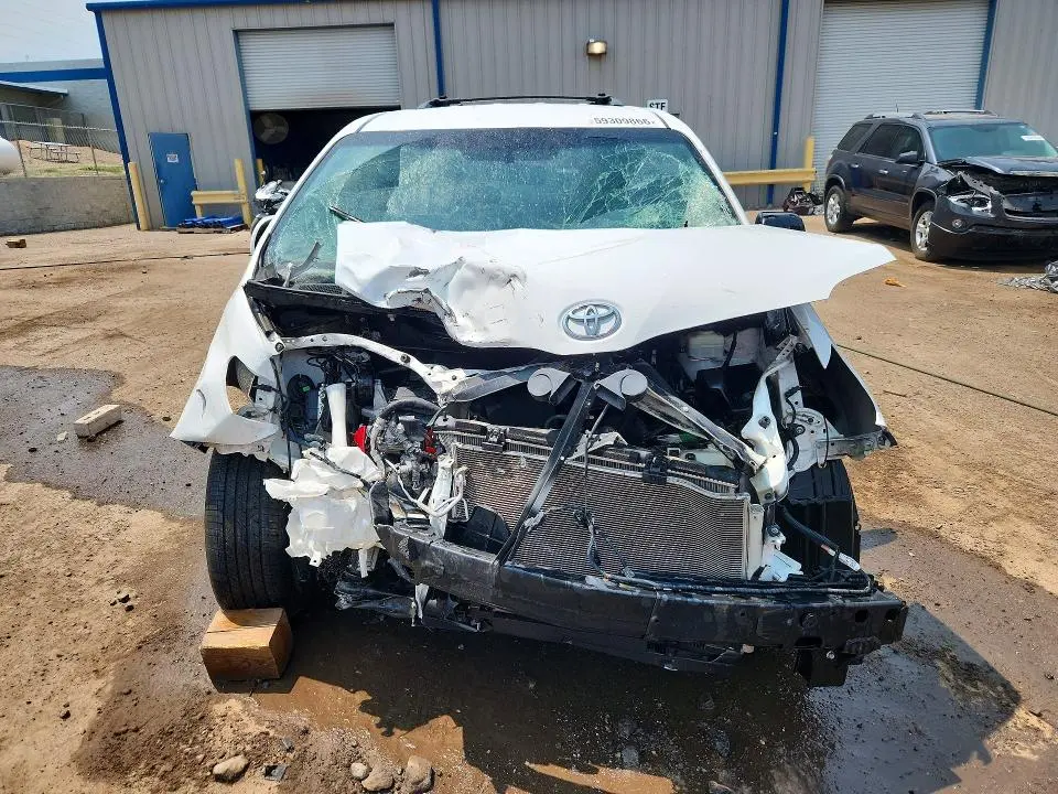 2015 TOYOTA SIENNA LE  