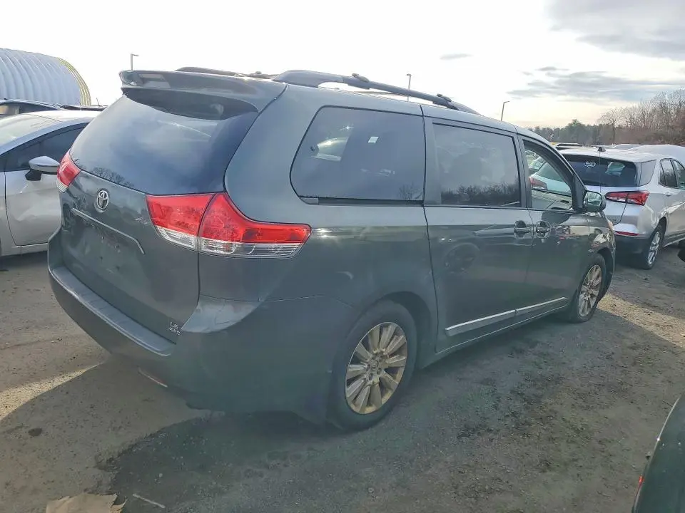 2013 TOYOTA SIENNA LE 7-PASSENGER  