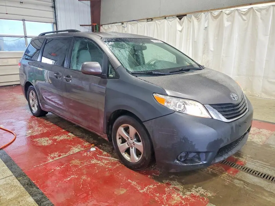 2014 TOYOTA SIENNA LE 8-PASSENGER  