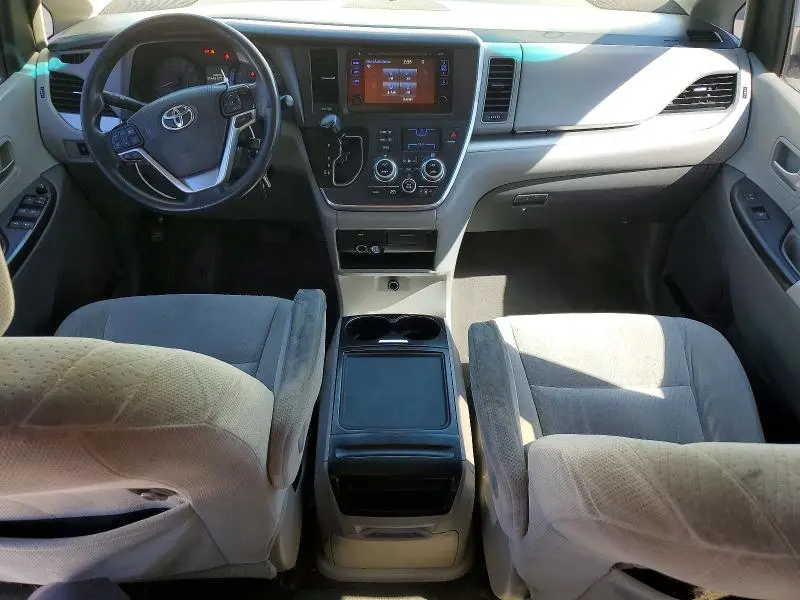 2017 TOYOTA SIENNA LE  