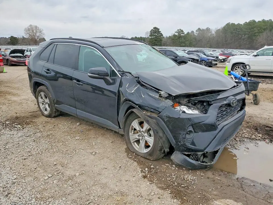2021 TOYOTA RAV4 XLE  