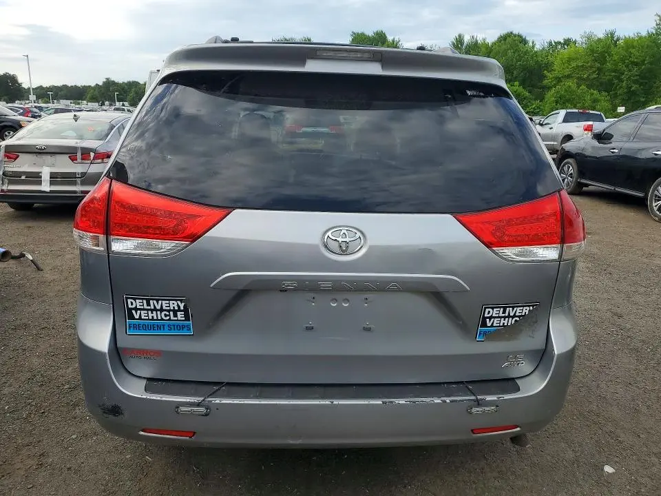 2013 TOYOTA SIENNA LE  