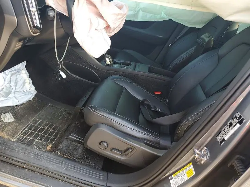 2019 VOLVO XC40 T5 MOMENTUM  