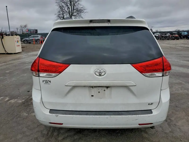 2013 TOYOTA SIENNA LE  