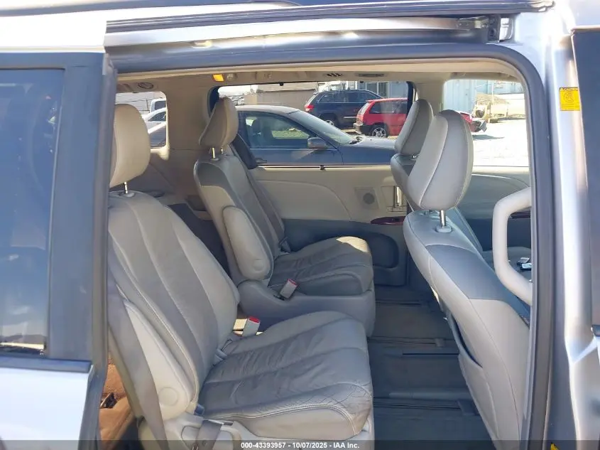 2011 TOYOTA SIENNA LIMITED