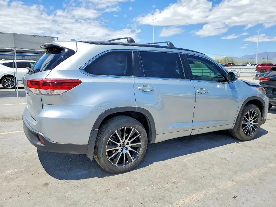 2017 TOYOTA HIGHLANDER SE  