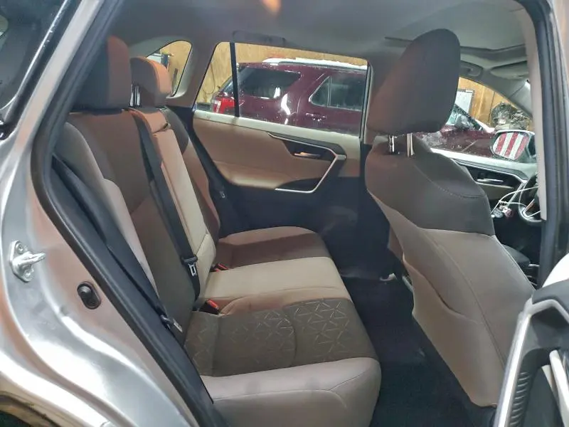 2021 TOYOTA RAV4 XLE  