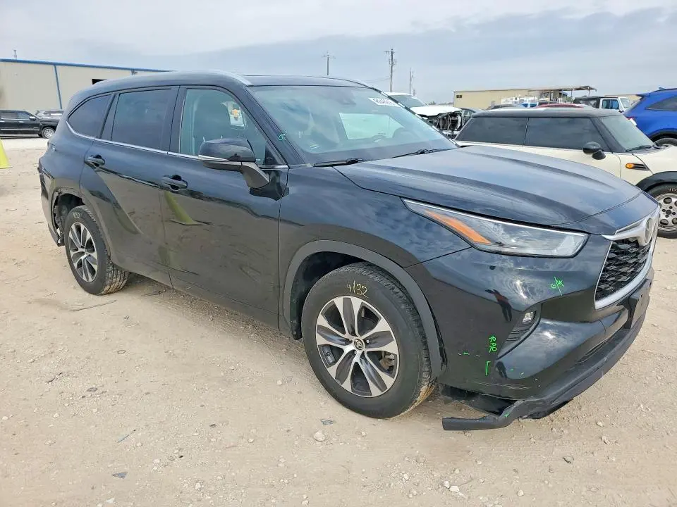 2024 TOYOTA HIGHLANDER XLE  