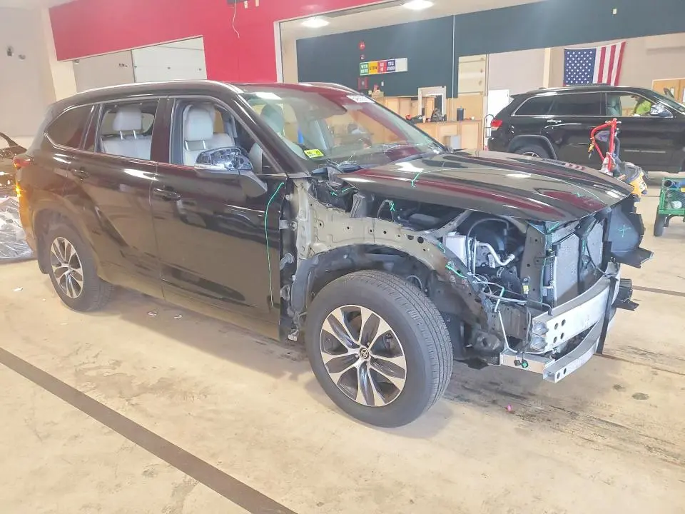 2021 TOYOTA HIGHLANDER XLE  