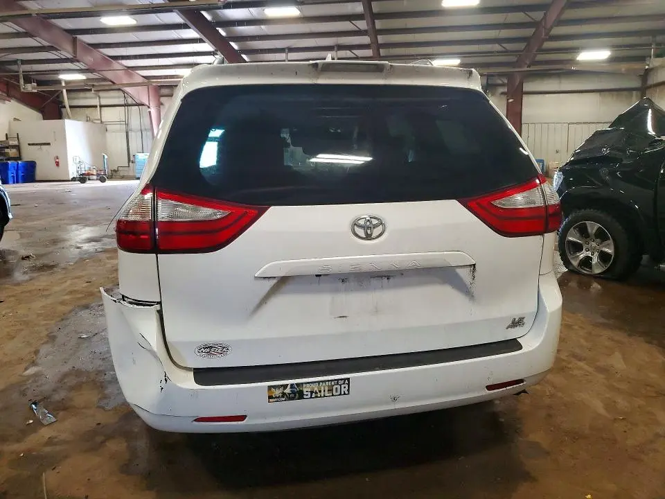 2019 TOYOTA SIENNA LE  