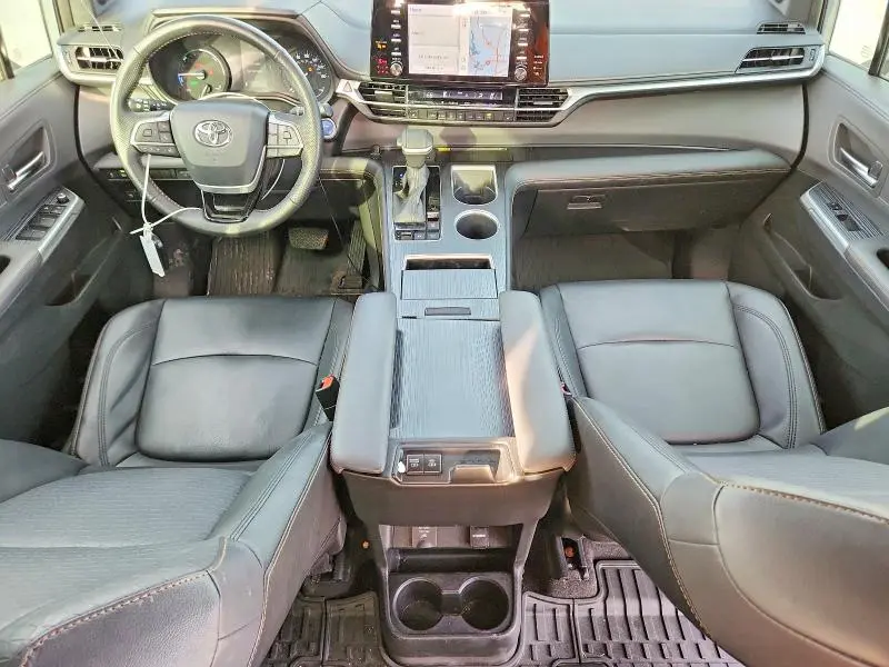 2022 TOYOTA SIENNA XLE  