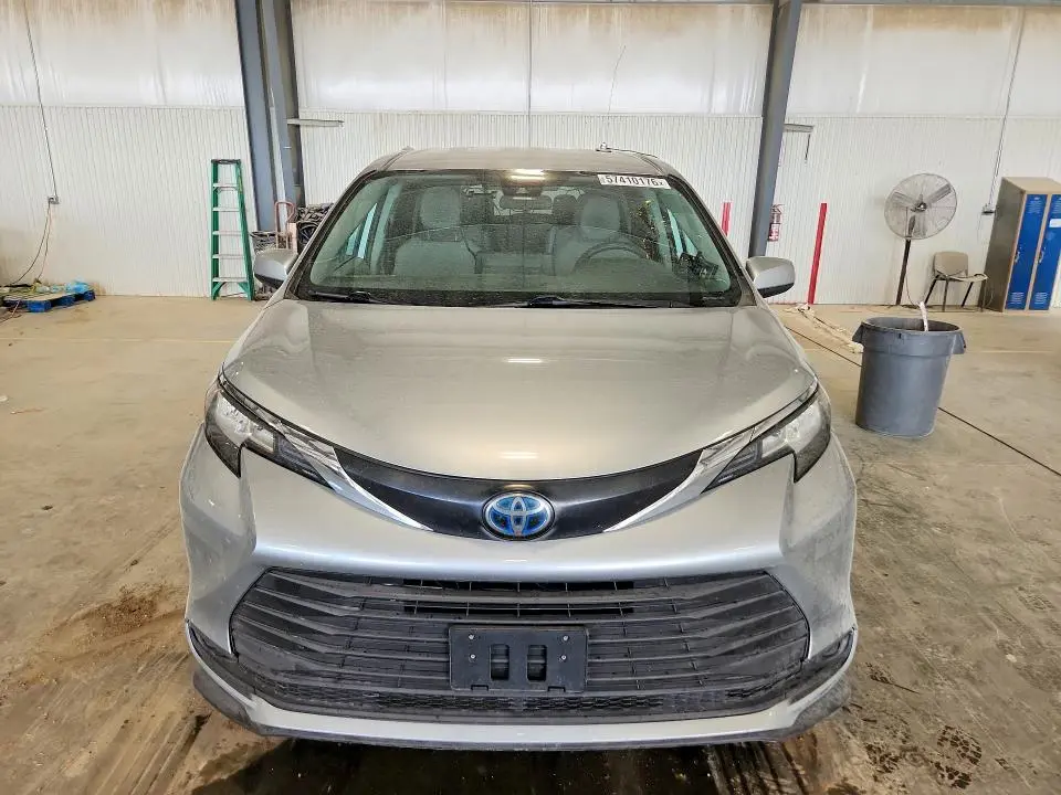 2022 TOYOTA SIENNA LE  
