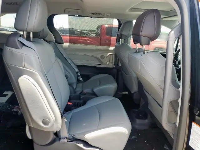 2021 TOYOTA SIENNA XLE  