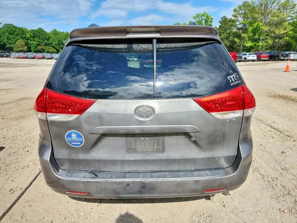 2012 TOYOTA SIENNA LE  