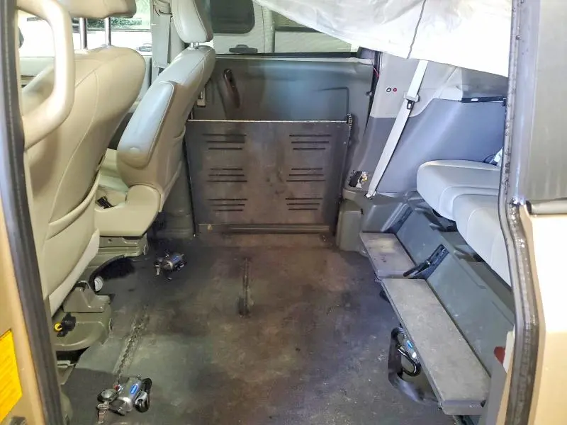 2014 TOYOTA SIENNA XLE 8-PASSENGER  