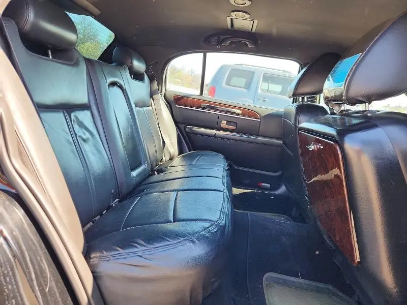 2011 LINCOLN TOWN CAR EXECUTIVE L  