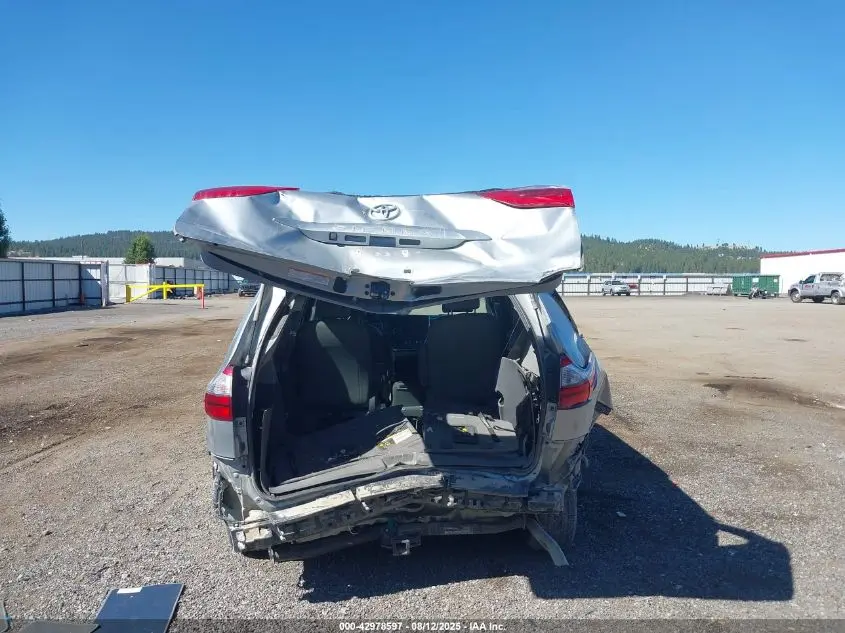 2020 TOYOTA SIENNA XLE