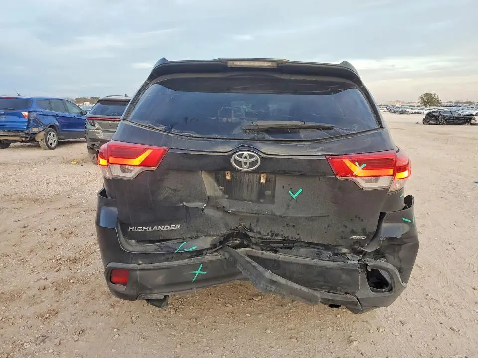 2019 TOYOTA HIGHLANDER LE  