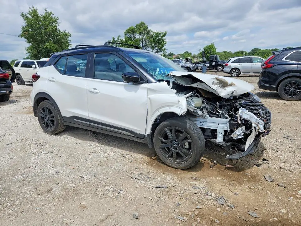 2024 NISSAN KICKS SR  