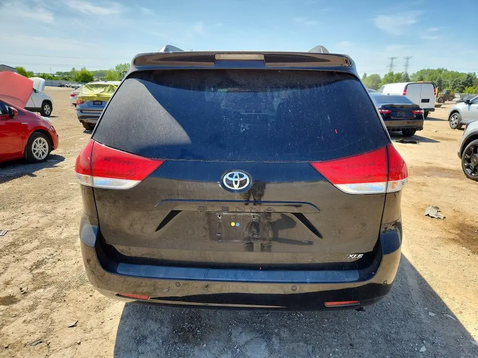 2014 TOYOTA SIENNA XLE 8-PASSENGER  