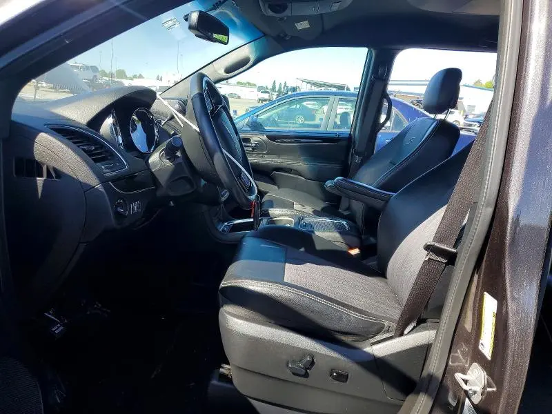 2015 CHRYSLER TOWN & CTY   